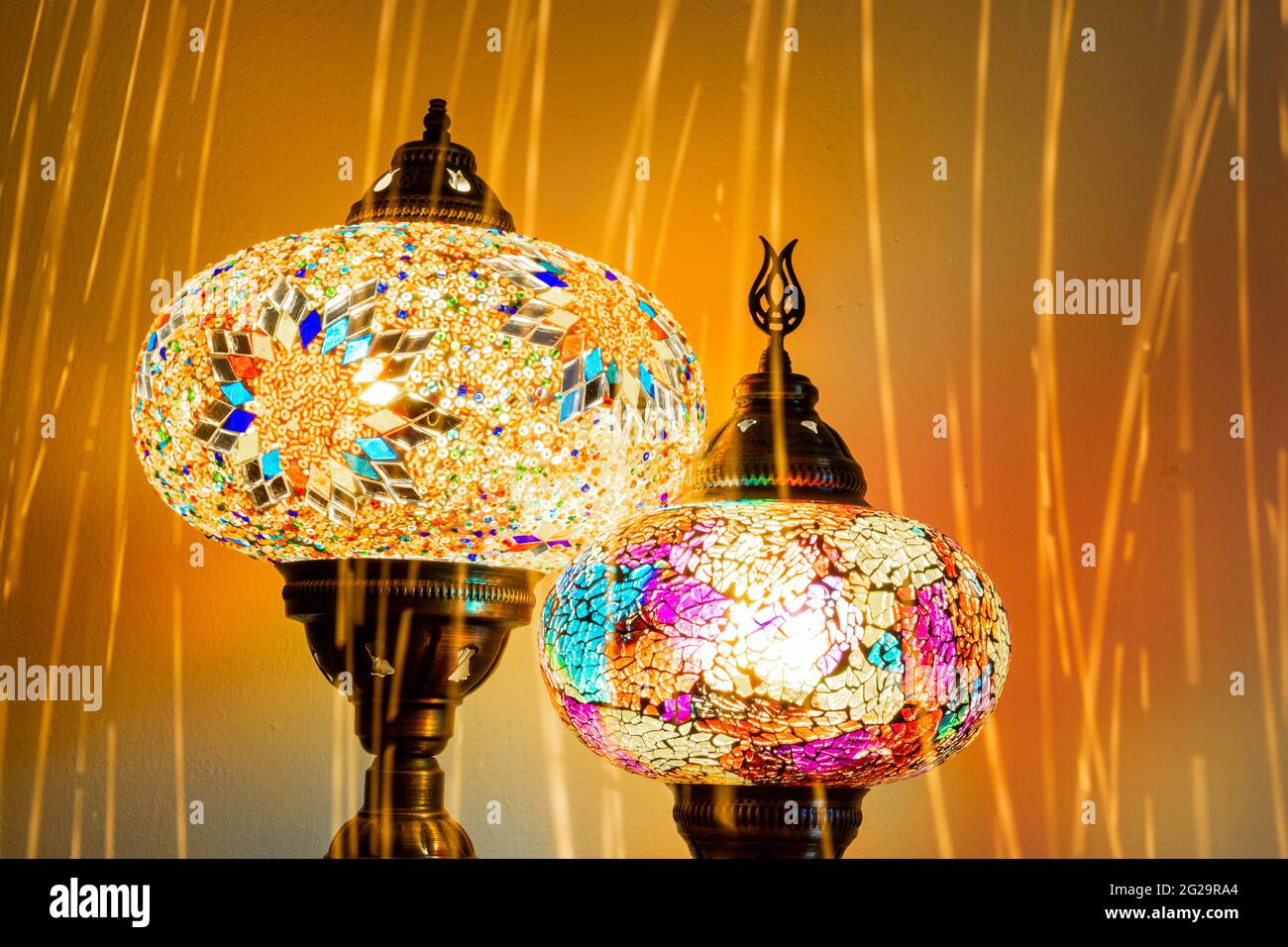 Lampes en verre taillé artisanales turques illuminées. Vibrante et colorée avec des flashes, des traînées et des traînées uniques. Antiq Banque D'Images