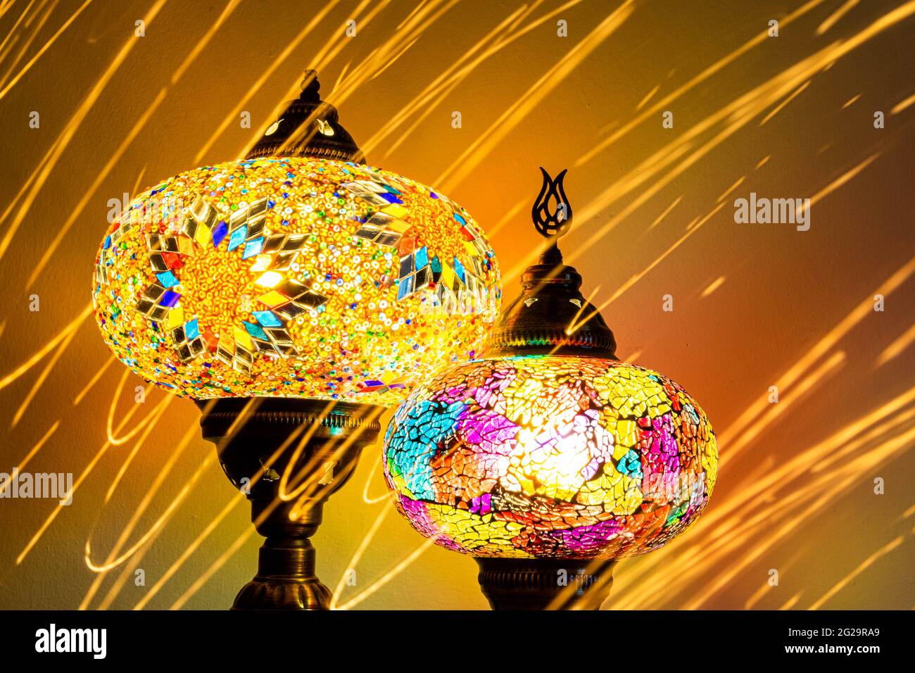 Lampes en verre taillé artisanales turques illuminées. Vibrante et colorée avec des flashes, des traînées et des traînées uniques. Antiq Banque D'Images