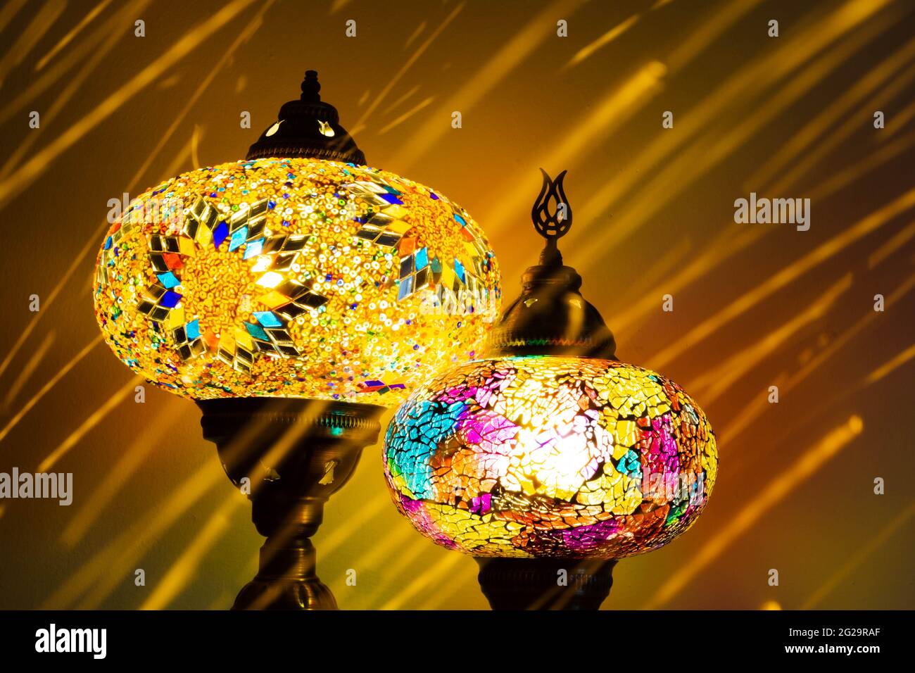 Lampes en verre taillé artisanales turques illuminées. Vibrante et colorée avec des flashes, des traînées et des traînées uniques. Antiq Banque D'Images