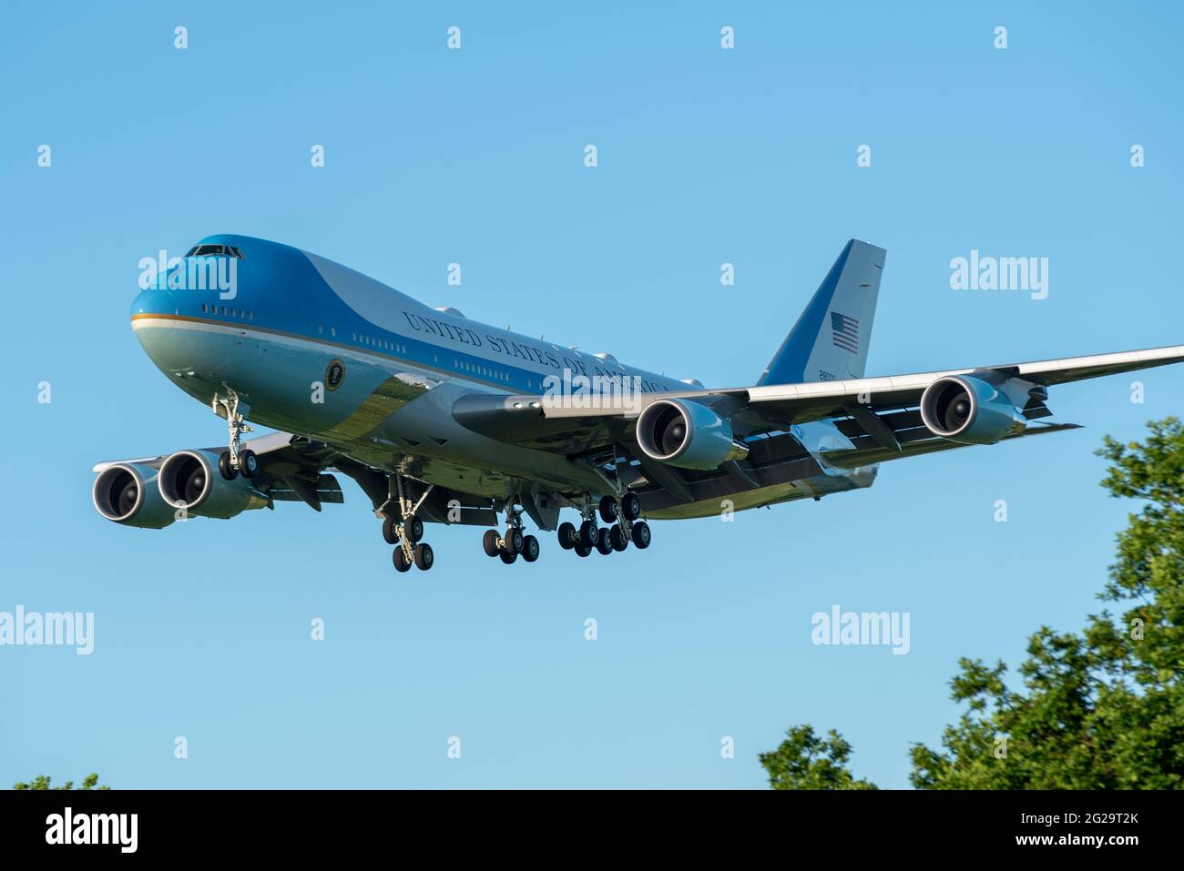 RAF Mildenhall, Suffolk, Royaume-Uni. 9 juin 2021. LE président AMÉRICAIN Joe Biden a effectué un vol de Washington à la RAF Mildenhall à Suffolk à bord de « Air Force One », un Boeing VC-25A (747 Jumbo Jet converti), qui a atterri en début de soirée. La base aérienne est utilisée par la 100e Escadre de ravitaillement en carburant de l'US Air Force, dont le personnel en poste sera inspecté par Biden comme premier événement prévu de sa visite de cinq jours au Royaume-Uni. Biden partira plus tard dans la soirée pour déménager pour des réunions avec le PM Boris Johnson et pour assister au sommet du G7 à Cornwall. Atterrissage sur une forêt Banque D'Images