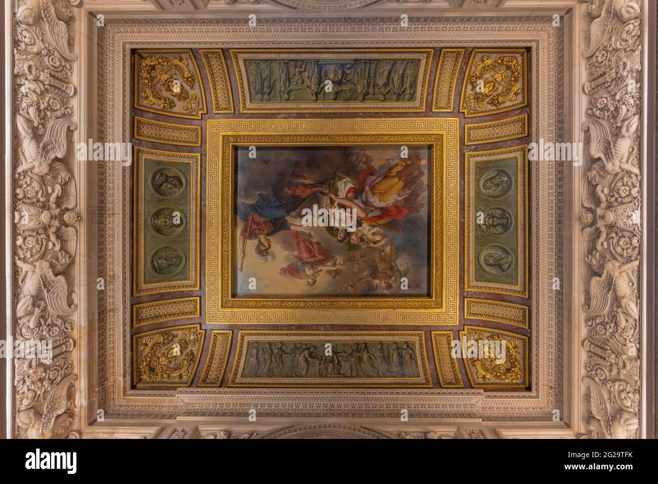 Paris, France - 21 05 2021 : Musée du Louvre. Aile Denon. Les ruelles avec peintures et sculptures à l'intérieur du musée du Louvre Banque D'Images