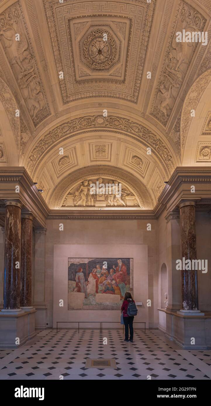 Paris, France - 21 05 2021 : Musée du Louvre. Aile Denon. Les ruelles avec peintures et sculptures à l'intérieur du musée du Louvre Banque D'Images
