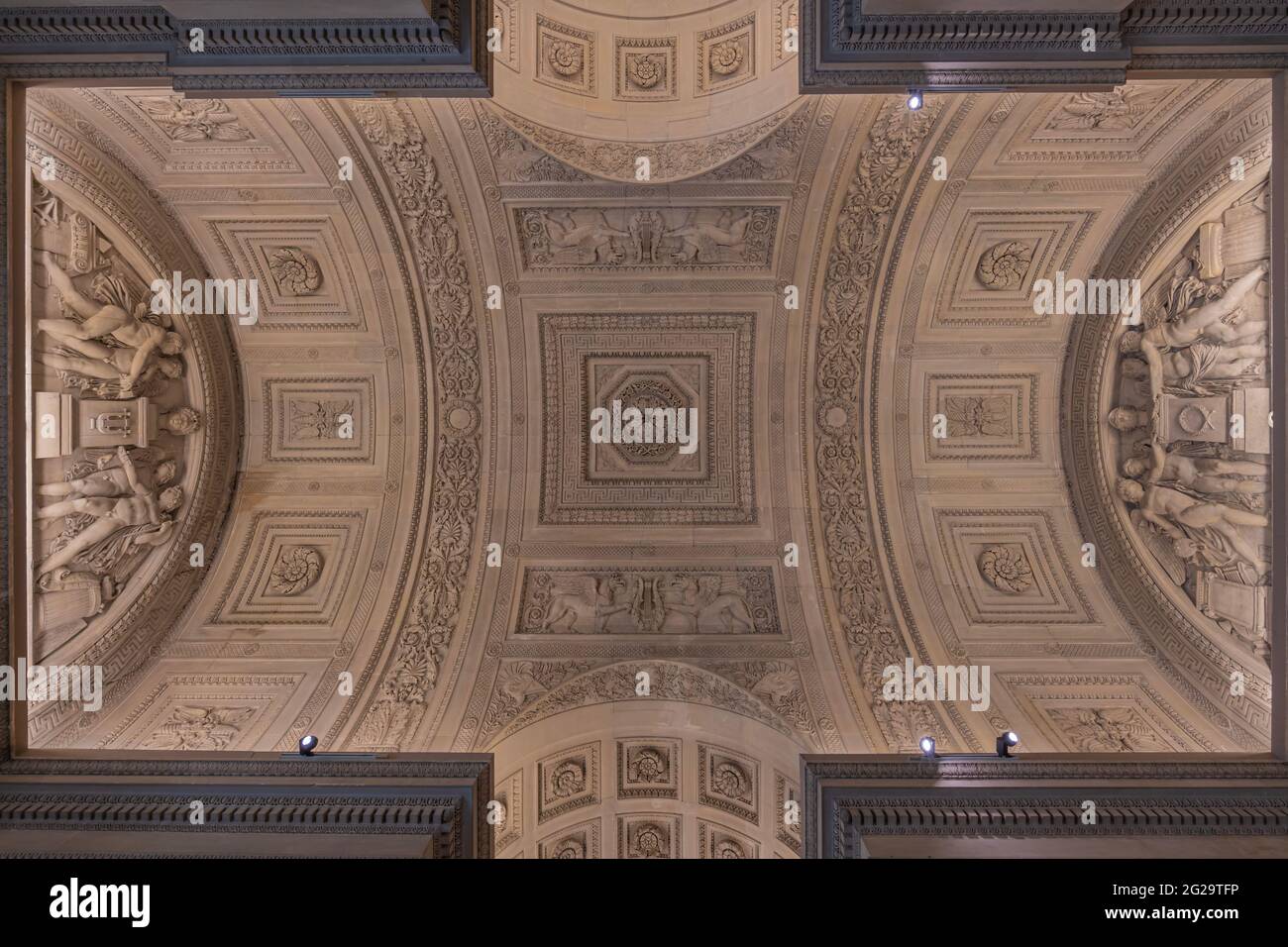 Paris, France - 21 05 2021 : Musée du Louvre. Aile Denon. Les ruelles avec peintures et sculptures à l'intérieur du musée du Louvre Banque D'Images