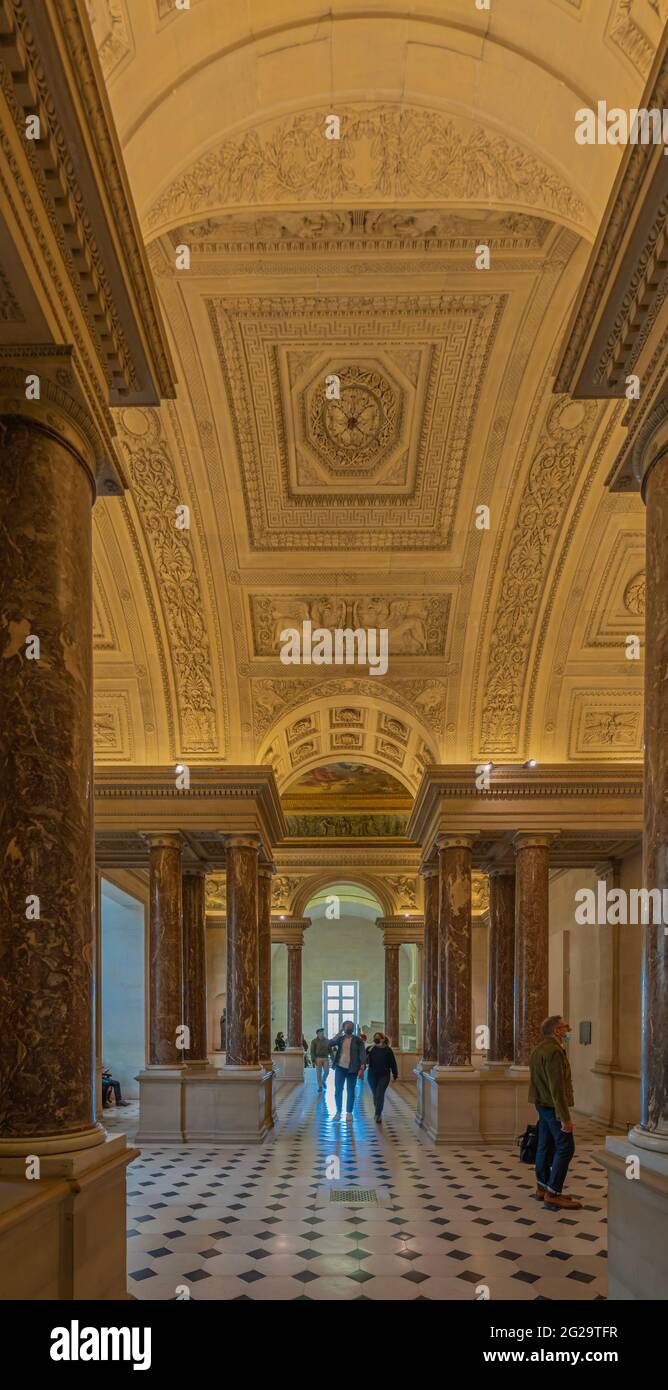 Paris, France - 21 05 2021 : Musée du Louvre. Aile Denon. Les ruelles avec peintures et sculptures à l'intérieur du musée du Louvre Banque D'Images