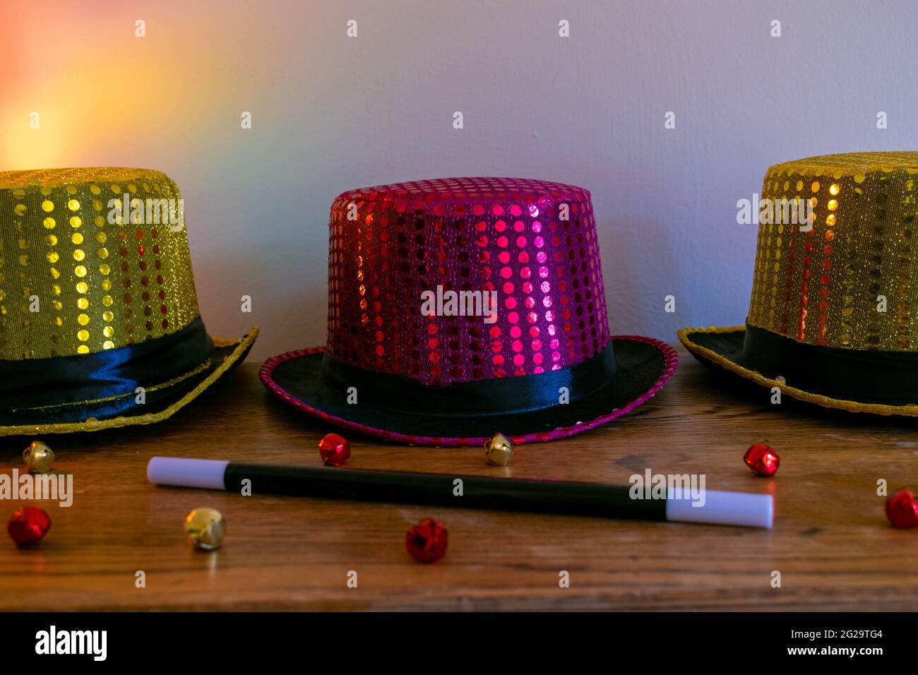 Magic show magiciens trick concept fond. Boîte magique pour enfants avec chapeaux à paillettes, baguette magique, cartes à jouer, tour de coupe et de balle, tirage secret Banque D'Images