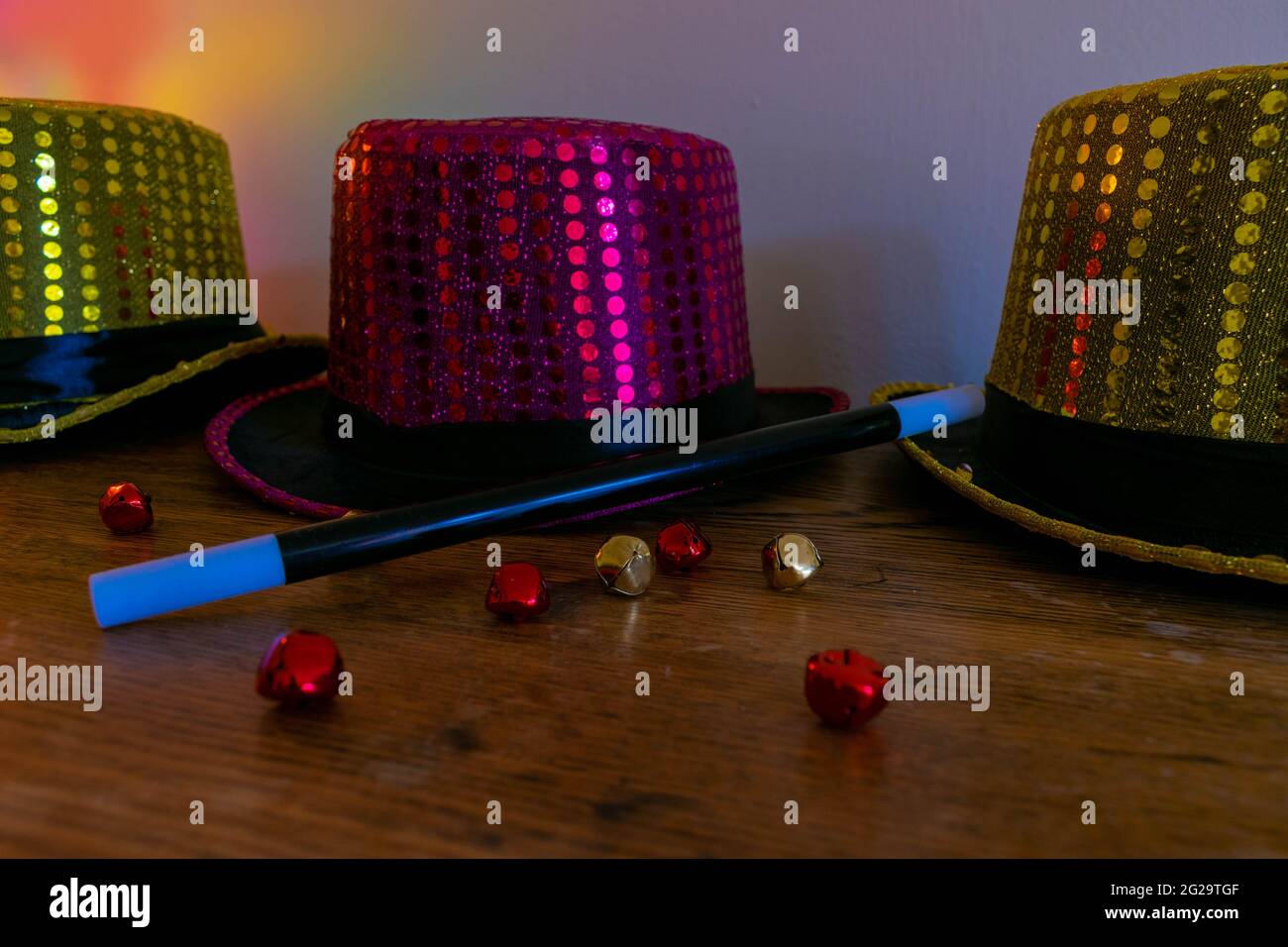 Magic show magiciens trick concept fond. Boîte magique pour enfants avec chapeaux à paillettes, baguette magique, cartes à jouer, tour de coupe et de balle, tirage secret Banque D'Images