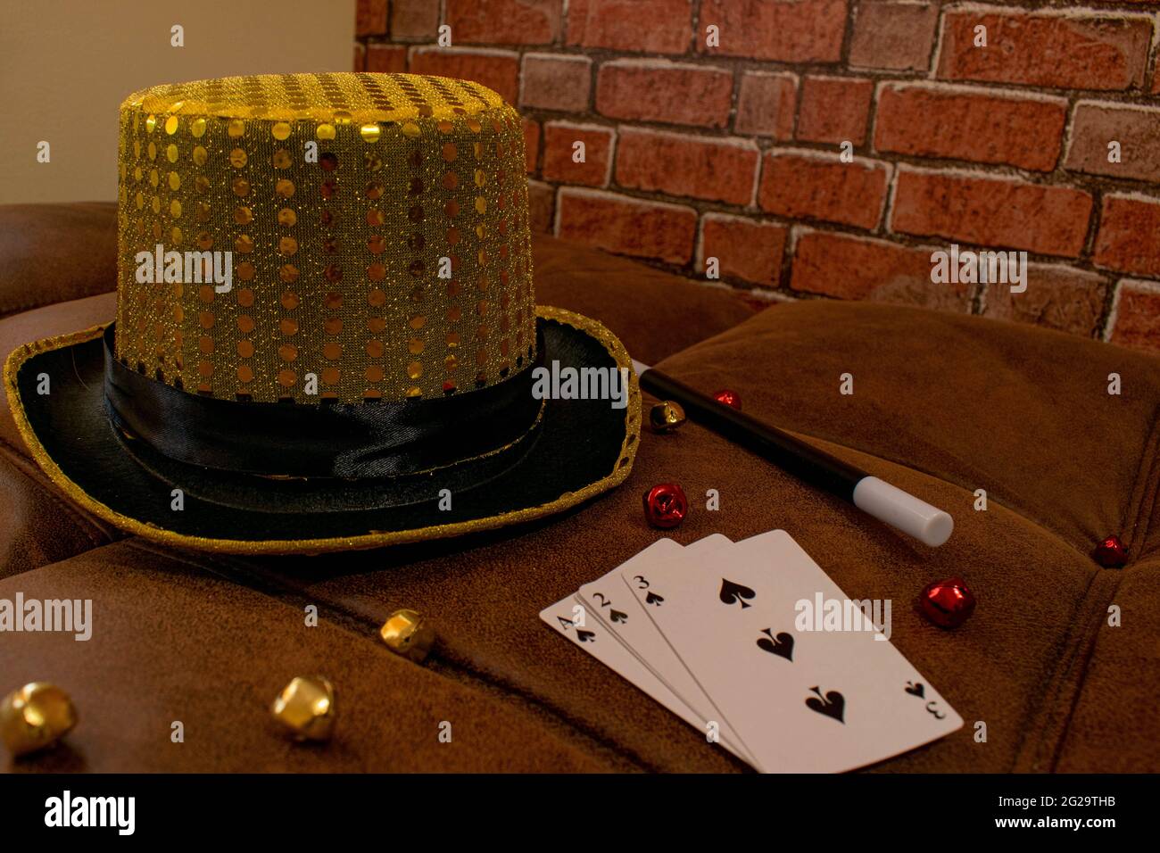 Magic show magiciens trick concept fond. Boîte magique pour enfants avec chapeaux à paillettes, baguette magique, cartes à jouer, tour de coupe et de balle, tirage secret Banque D'Images