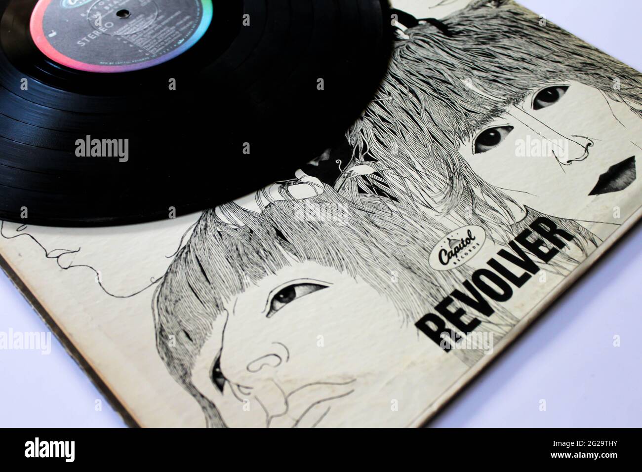 Le groupe de rock anglais The Beatles Music album on vinyle record LP disc. Intitulé: Couverture de l'album Revolver Banque D'Images