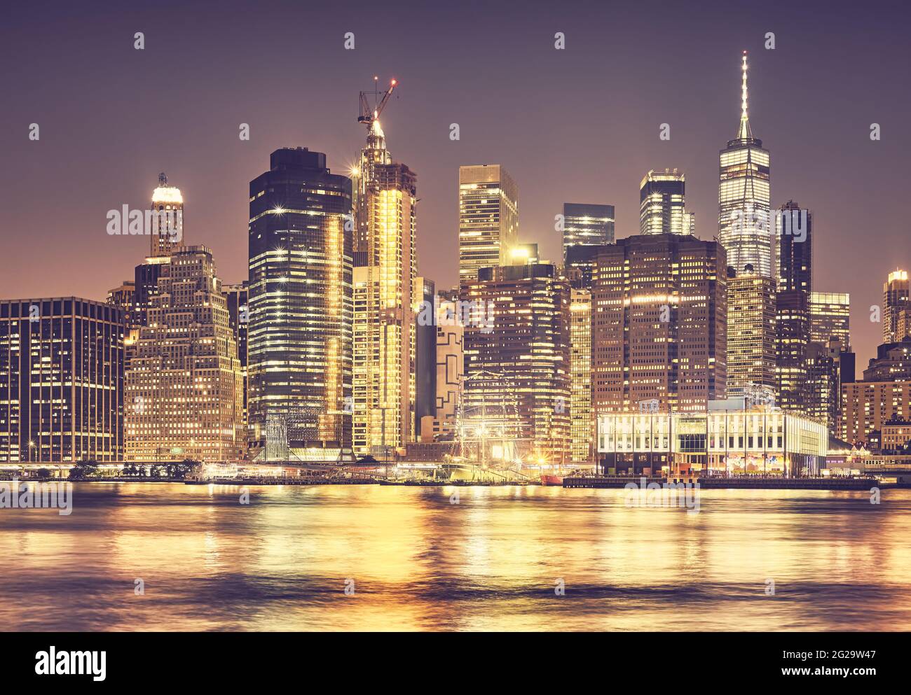 Manhattan skyline at night, harmonisation des couleurs appliquées, New York City, USA. Banque D'Images