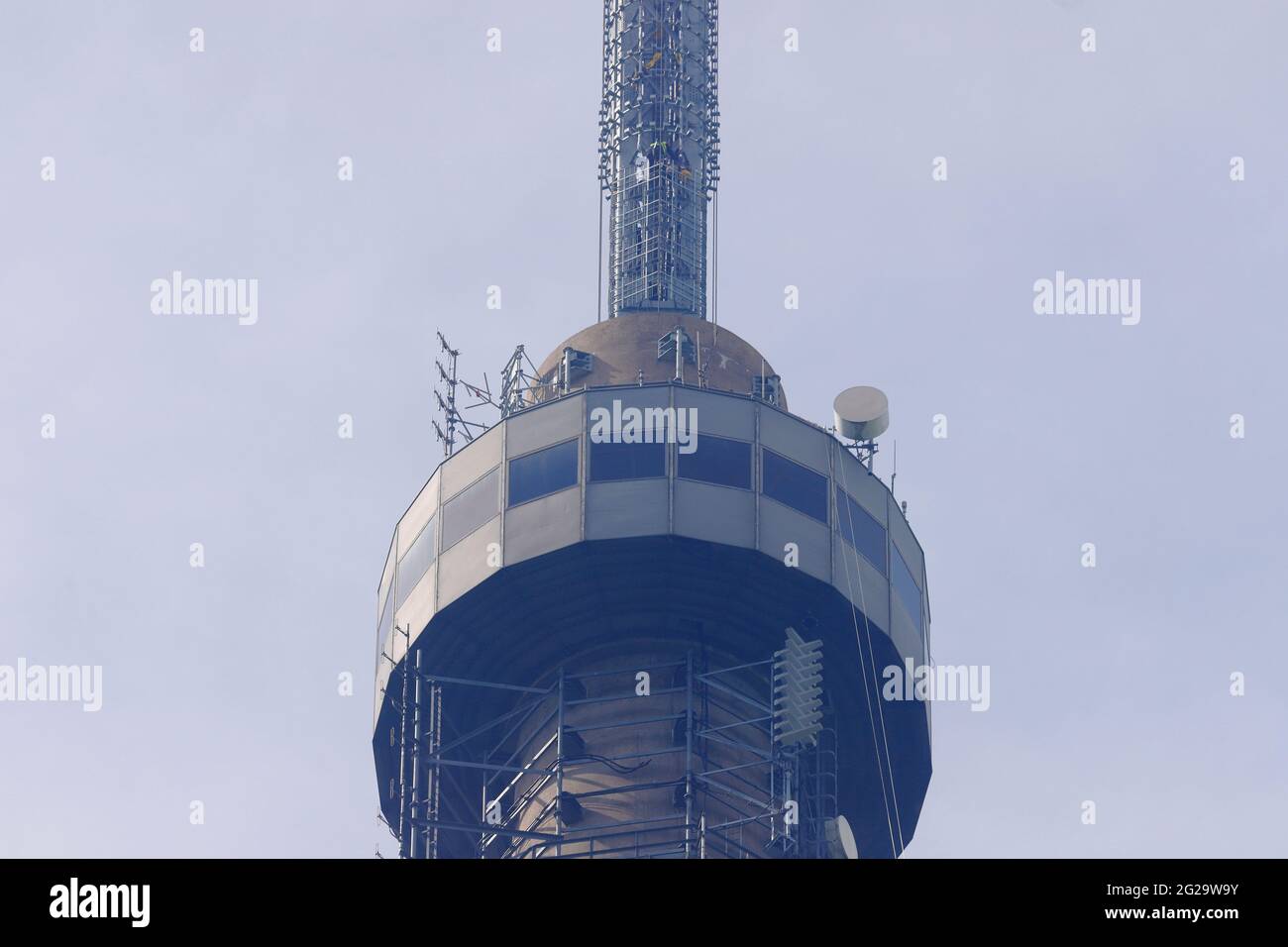 Remplacement d'une nouvelle antenne à la tour Arqiva à Emley Moor par un hélicoptère Kamov KA-32 le 7 juin 2021 dans le cadre d'un programme de mise à niveau. Banque D'Images