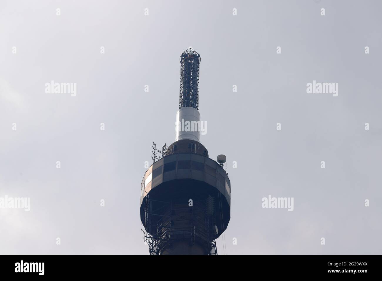 Remplacement d'une nouvelle antenne à la tour Arqiva à Emley Moor par un hélicoptère Kamov KA-32 le 7 juin 2021 dans le cadre d'un programme de mise à niveau. Banque D'Images