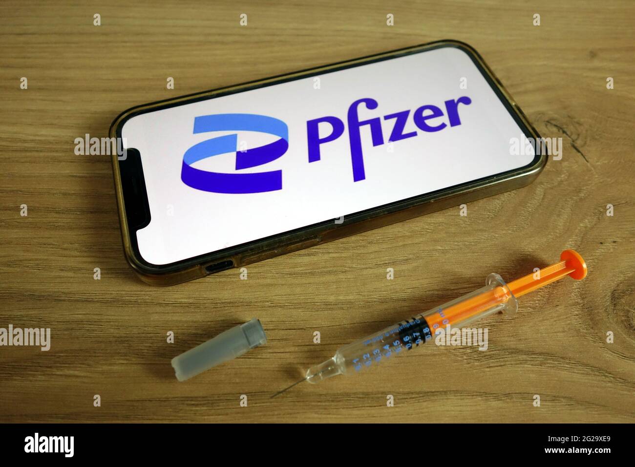 KONSKIE, POLOGNE - 9 juin 2021 : logo de la société Pfizer Inc affiché sur un téléphone portable avec une seringue. Concept du vaccin Covid-19 Banque D'Images