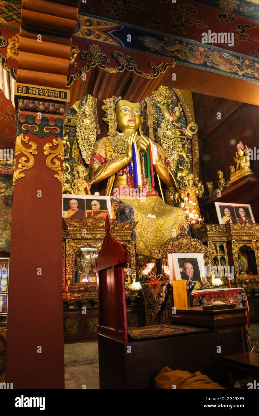 Vue de l'intérieur d'un gompa près de la grande stupa. Il y a une grande statue dorée de Bouddha et des murs et colonnes richement décorés. Banque D'Images