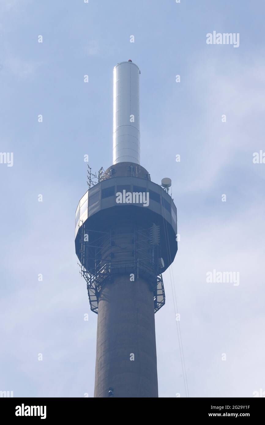 Remplacement d'une nouvelle antenne à la tour Arqiva à Emley Moor par un hélicoptère Kamov KA-32 le 7 juin 2021 dans le cadre d'un programme de mise à niveau. Banque D'Images