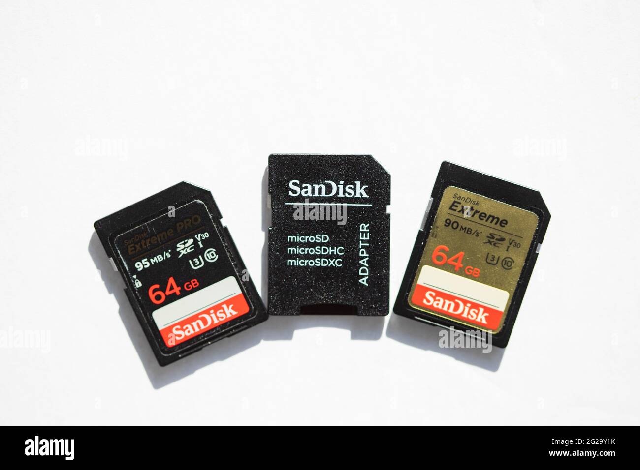 Trois cartes mémoire SD Sandisk sont sur fond blanc, vue du dessus vue de dessus vue sélective macro de mise au point. SanDisk est une marque Western Digital. Banque D'Images