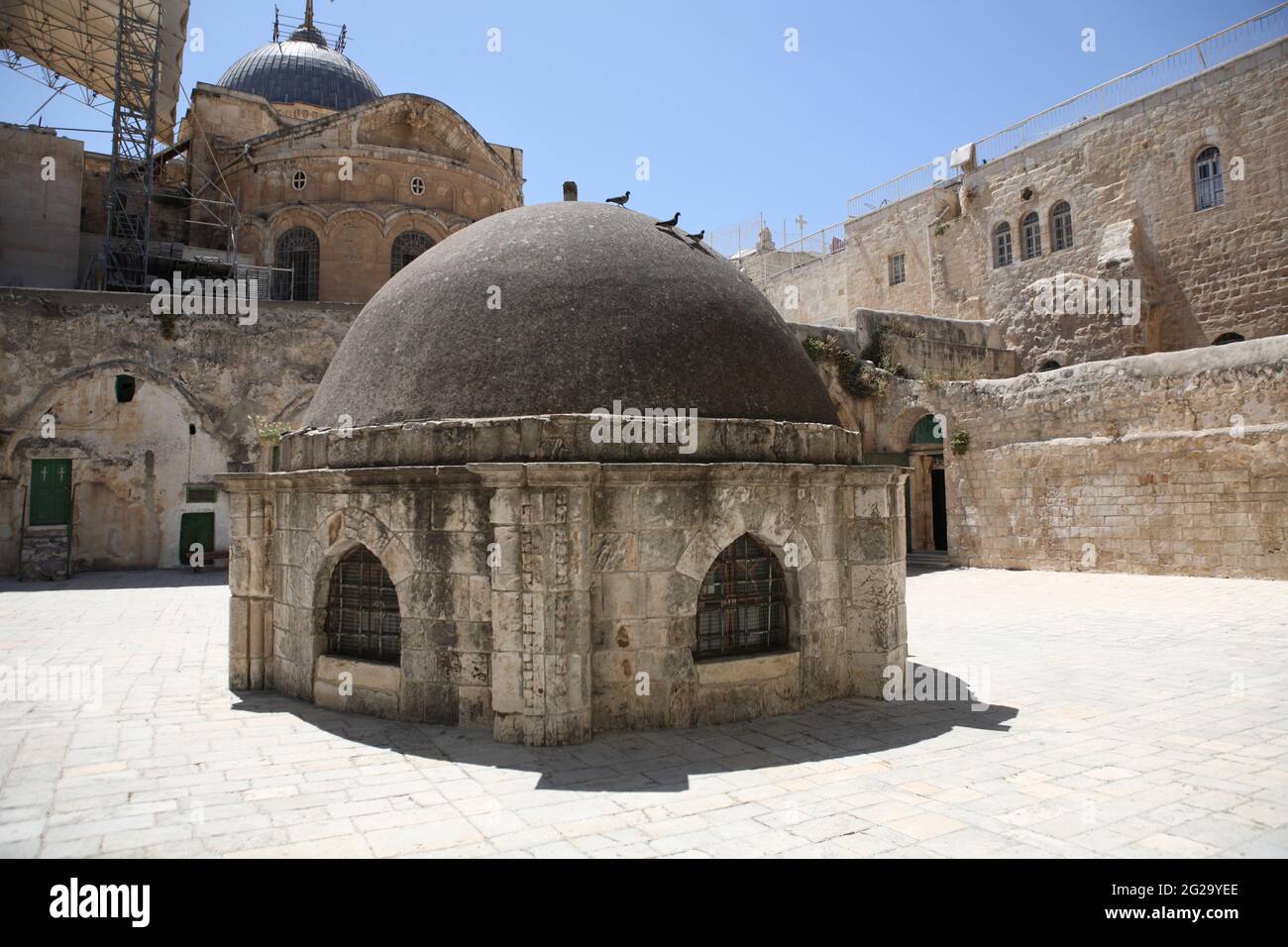 Trois pigeons sur le dôme de Saint-Hélène ou la chapelle de Sainte-Hélène, Deir Al Sultan, sur le toit de l'Église du Saint-Sépulcre ou du Saint-Sépulcre. Banque D'Images