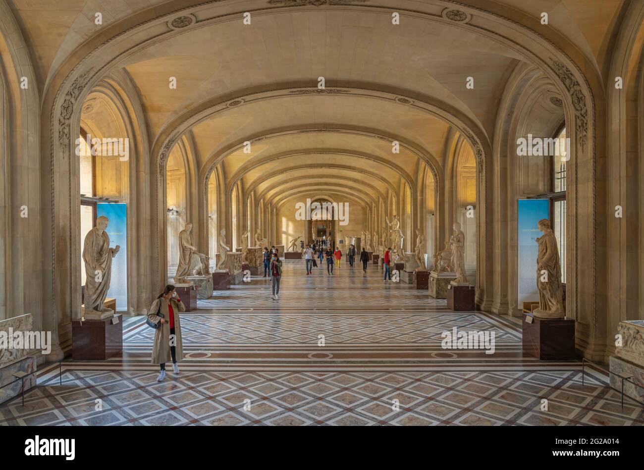 Paris, France - 21 05 2021 : Musée du Louvre. Aile Denon. Les ruelles avec peintures et sculptures à l'intérieur du musée du Louvre Banque D'Images