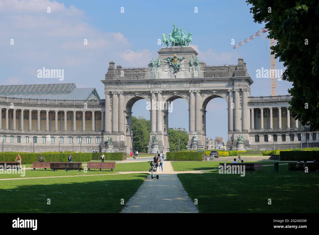 Bruxelles, Belgique. 9 juin 2021. Les gens sont vus dans le Parc du cinquantième anniversaire à Bruxelles, Belgique, le 9 juin 2021. Le plan d'été de la Belgique est entré en vigueur mercredi. Le secteur de l'accueil est autorisé à rouvrir les espaces intérieurs de 5 h à 11 h 30. Le Comité consultatif belge a convenu de nouvelles règles de voyage et de nouveaux plans de relaxation le 4 juin afin de permettre aux personnes de voyager en toute sécurité pendant leurs vacances d'été. Credit: Zheng Huansong/Xinhua/Alay Live News Banque D'Images