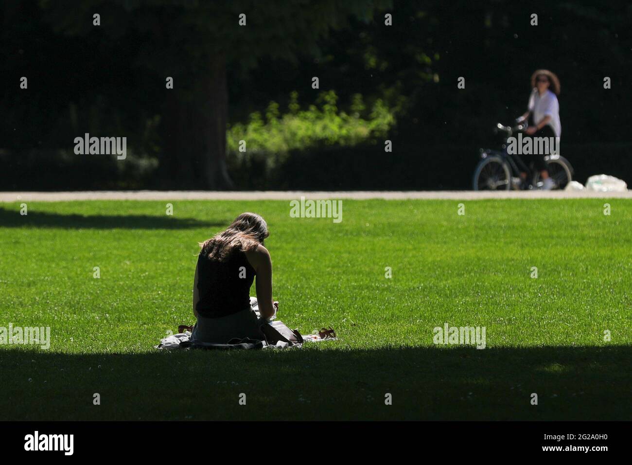 Bruxelles, Belgique. 9 juin 2021. Une femme est assise dans le Parc du cinquantième anniversaire de Bruxelles, Belgique, le 9 juin 2021. Le plan d'été de la Belgique est entré en vigueur mercredi. Le secteur de l'accueil est autorisé à rouvrir les espaces intérieurs de 5 h à 11 h 30. Le Comité consultatif belge a convenu de nouvelles règles de voyage et de nouveaux plans de relaxation le 4 juin afin de permettre aux personnes de voyager en toute sécurité pendant leurs vacances d'été. Credit: Zheng Huansong/Xinhua/Alay Live News Banque D'Images