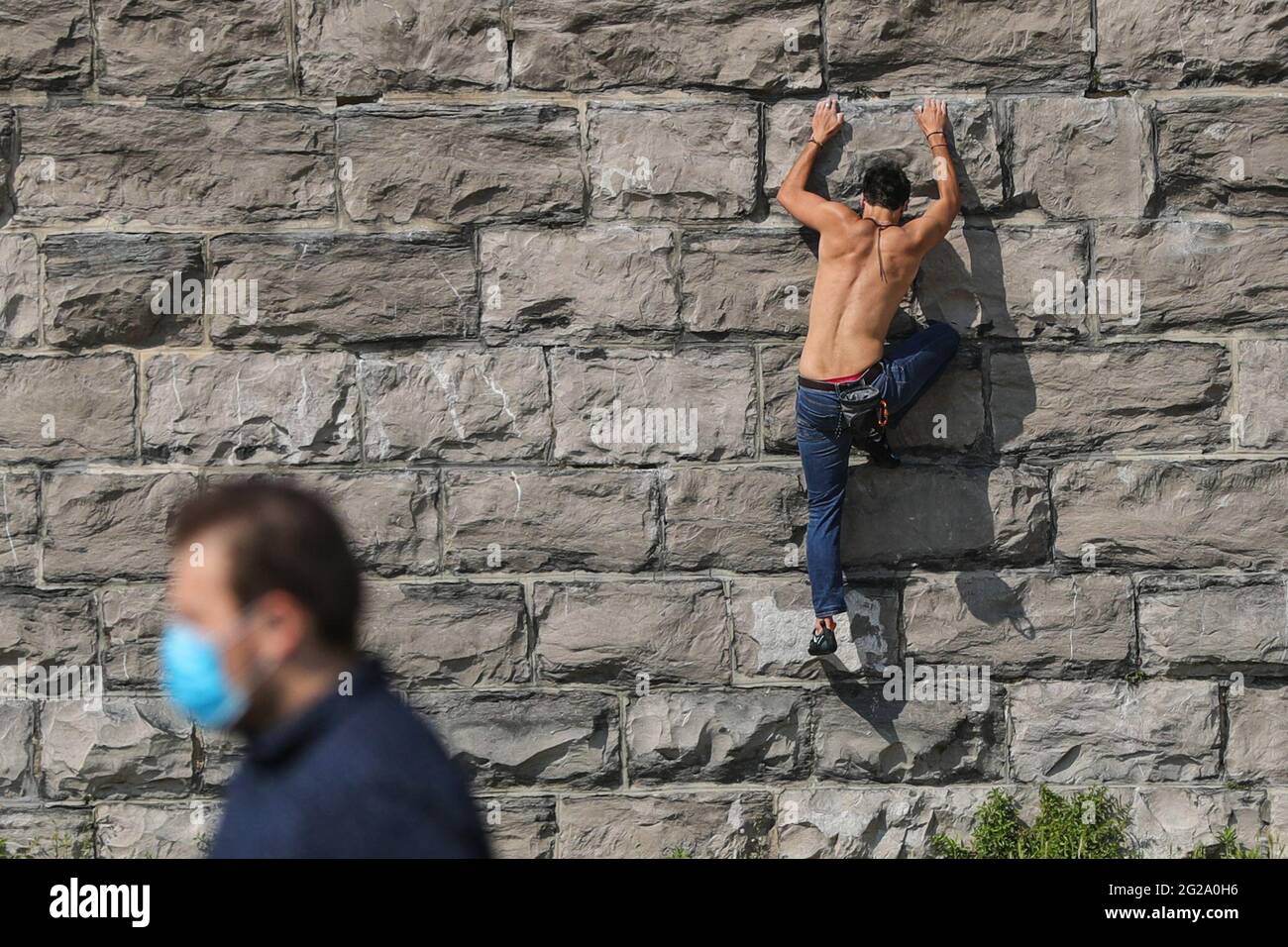 Bruxelles, Belgique. 9 juin 2021. Un homme pratique l'escalade dans le parc du cinquantième anniversaire à Bruxelles, Belgique, le 9 juin 2021. Le plan d'été de la Belgique est entré en vigueur mercredi. Le secteur de l'accueil est autorisé à rouvrir les espaces intérieurs de 5 h à 11 h 30. Le Comité consultatif belge a convenu de nouvelles règles de voyage et de nouveaux plans de relaxation le 4 juin afin de permettre aux personnes de voyager en toute sécurité pendant leurs vacances d'été. Credit: Zheng Huansong/Xinhua/Alay Live News Banque D'Images