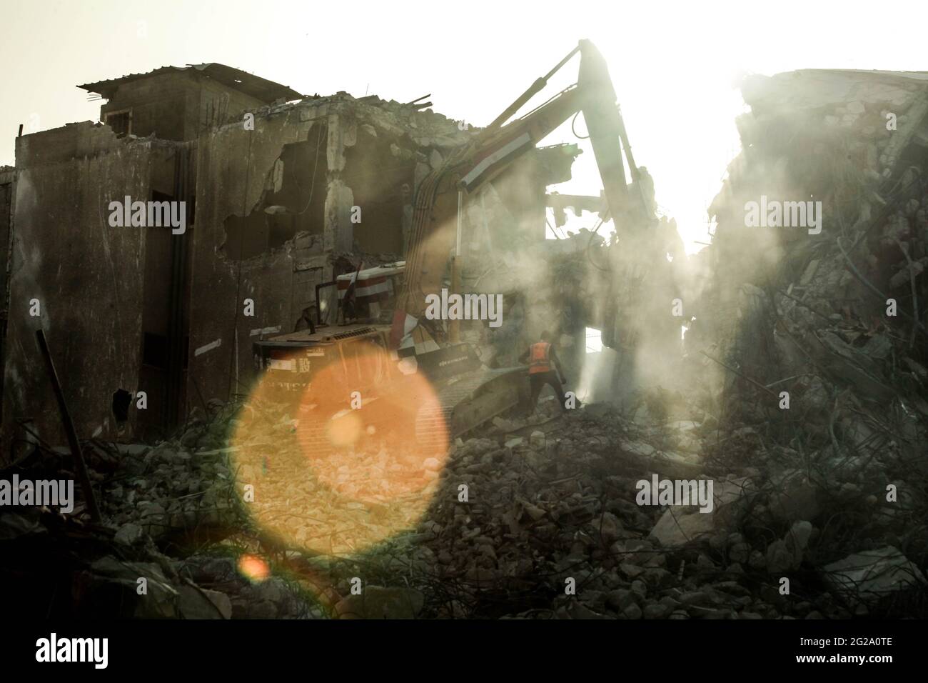 Gaza, Palestine. 09e juin 2021. Des travailleurs palestiniens et des bulldozers avec l'aide des équipages égyptiens retirent les décombres de bâtiments détruits par les frappes aériennes israéliennes le mois dernier, dans la ville de Gaza. (Photo de Ramez Habboub/Pacific Press) crédit: Pacific Press Media production Corp./Alay Live News Banque D'Images