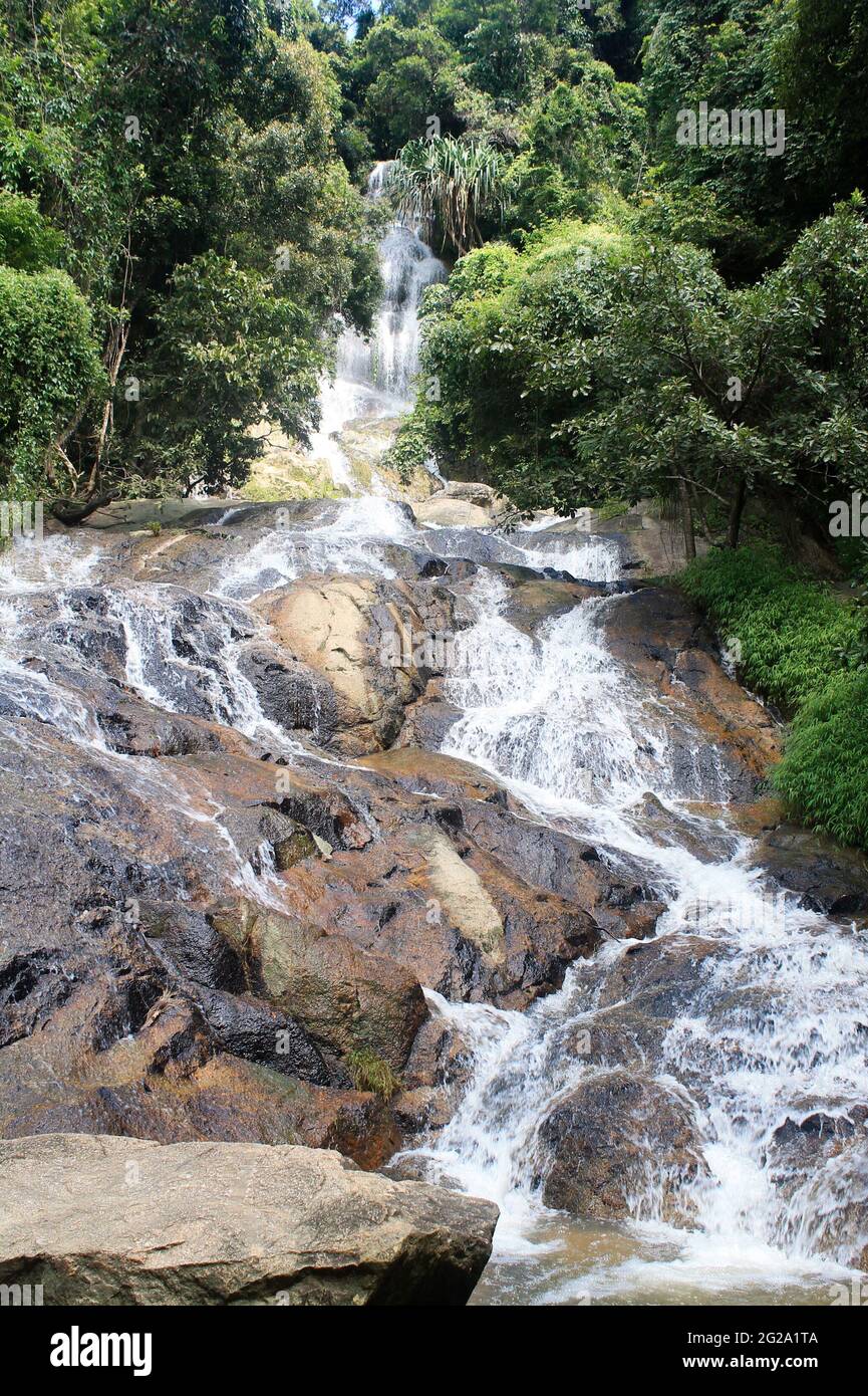 Vue sur la cascade de Namtok Na Mueang 2 sur l'île de Koh Samui pendant la saison d'automne entourée de forêt Banque D'Images