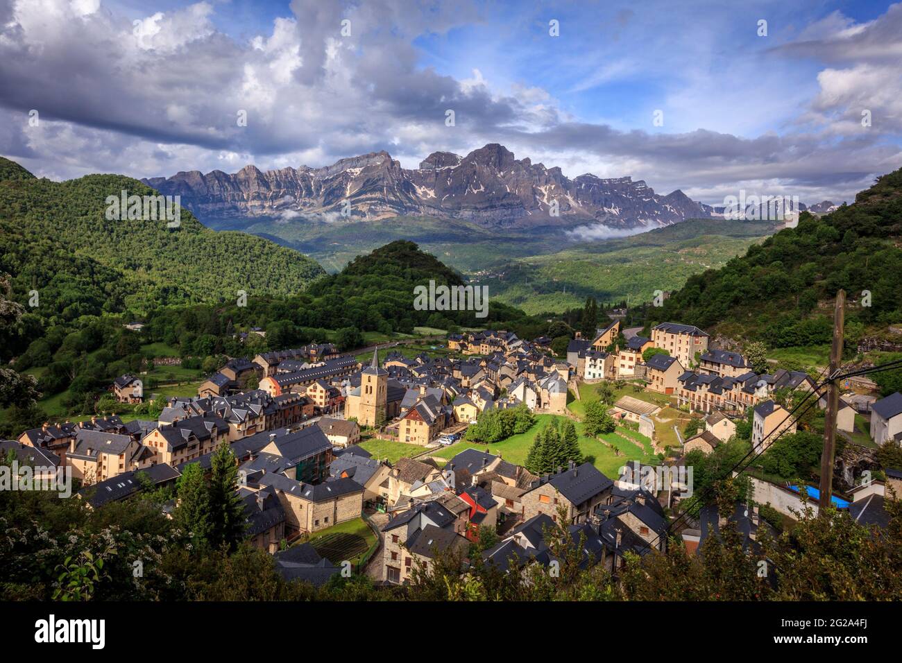 Panoramique du village de Panticosa dans les Pyrénées espagnoles. Une station d'hiver en hiver et une destination de trekking en été. Il possède un spa célèbre. Banque D'Images