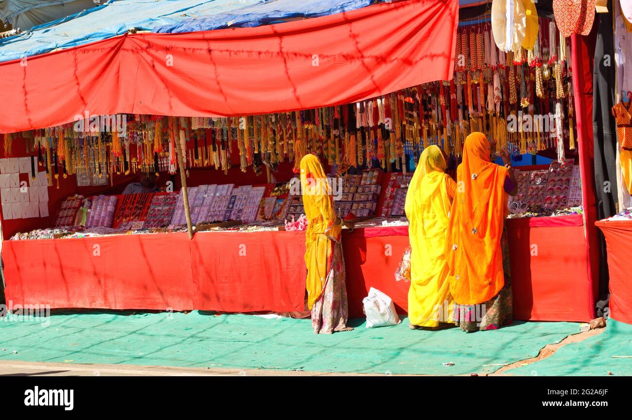 Pushkar, Inde - 10 novembre 2016: Groupe de femmes en traditionnel hindou saree d'achat ou de shopping articles de bijouterie dans la rue commerciale de Pushk Banque D'Images