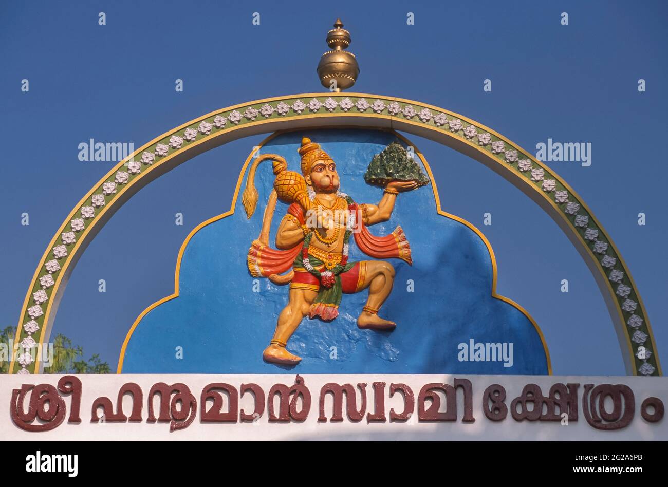 THRISSUR, KERALA, INDE - représentation du dieu hindou Hanuman à l'entrée du temple. Banque D'Images