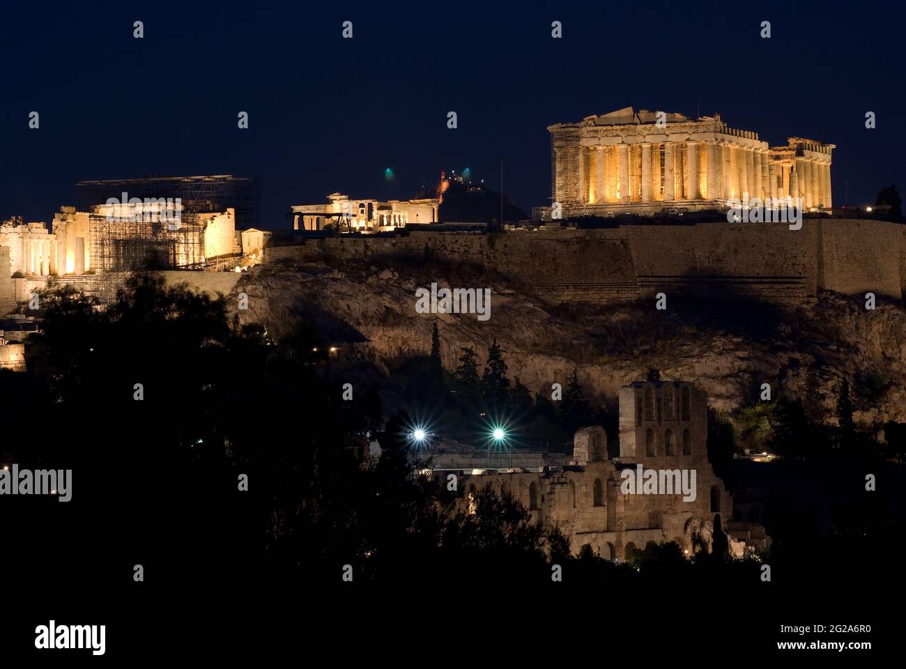 Vue depuis la colline de Filopappos-Philopapos de l'Acropole et du Parthénon de nuit dans la ville d'Athènes Banque D'Images