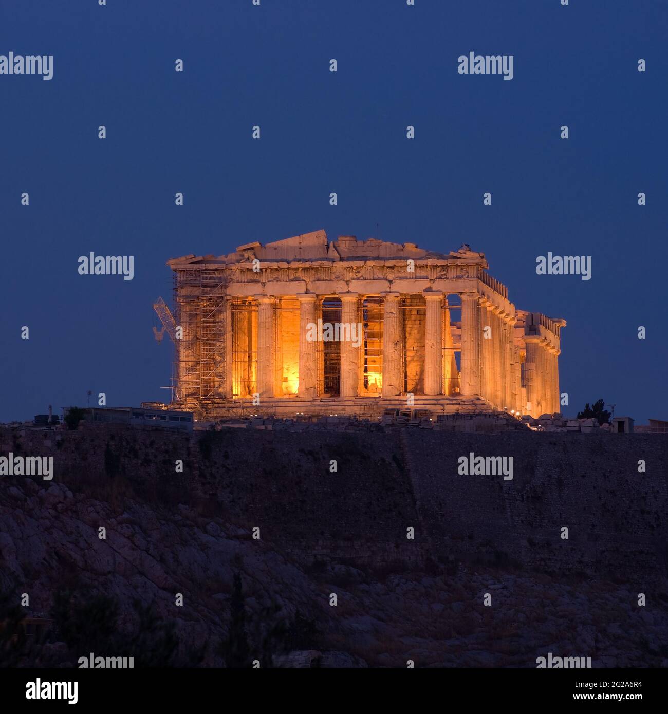 Vue de Filopappos-Philopappos colline du Parthénon par nuit dans la ville d'Athènes Banque D'Images