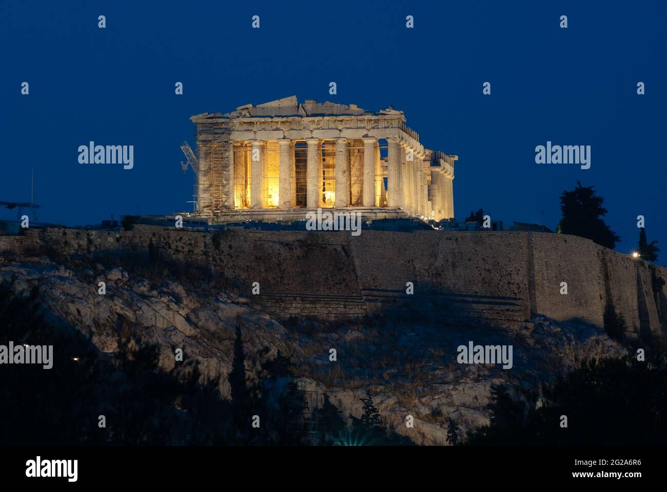 Vue depuis la colline de Filopappos-Philopapos de l'Acropole et du Parthénon de nuit dans la ville d'Athènes Banque D'Images