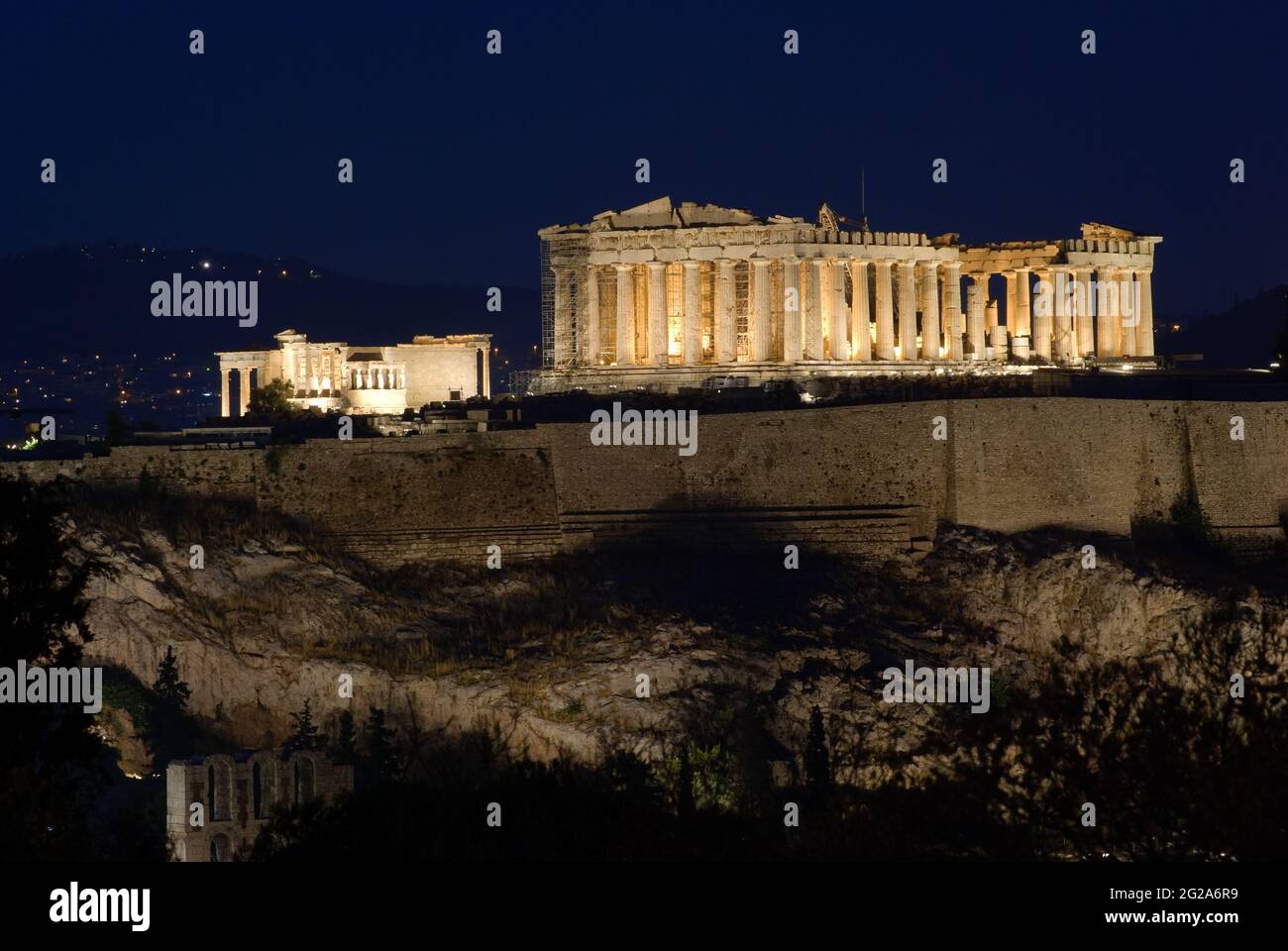 Vue depuis la colline de Filopappos-Philopapos de l'Acropole et du Parthénon de nuit dans la ville d'Athènes Banque D'Images