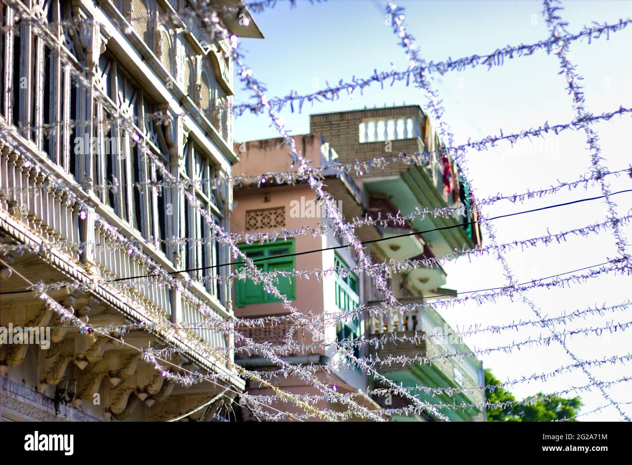 Pushkar, Inde - novembre 10, 2016: Plan de basse angle de Décoration dans la ville de l'état Rajasthan avec corde d'argent avec carré attaché à travers le bâtiment duri Banque D'Images