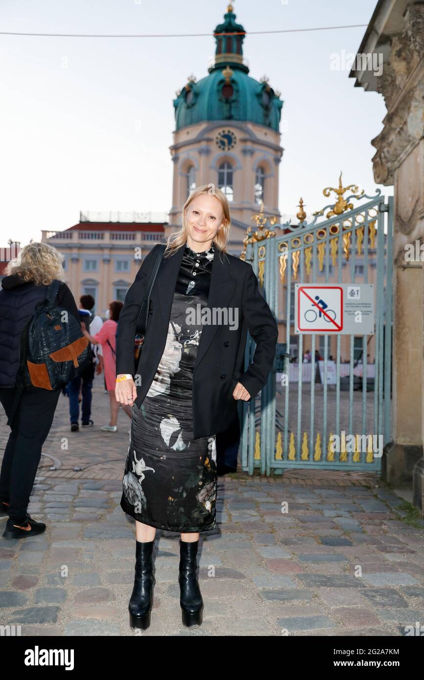 Berlin, Allemagne. 09e juin 2021. Mavie Hörbiger arrive pour la première du film 'Me et les autres' au palais de Charlottenburg. Après un format numérique en mars, la Berlinale ouvre son festival d'été au public. Credit: Gerald Matzka/dpa-Zentralbild/ZB/dpa/Alay Live News Banque D'Images