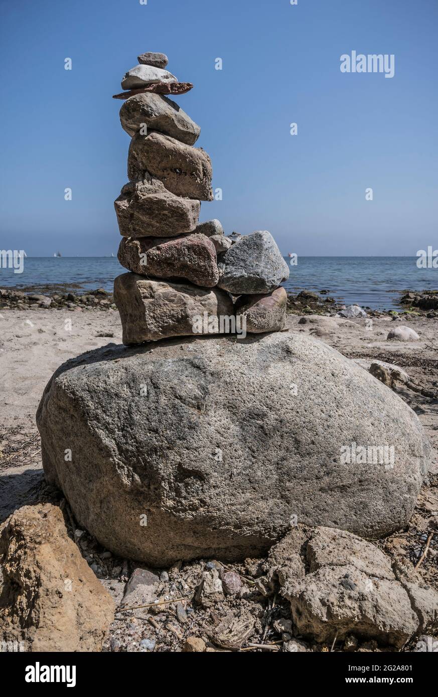 rochers empilés sur la plage Banque D'Images