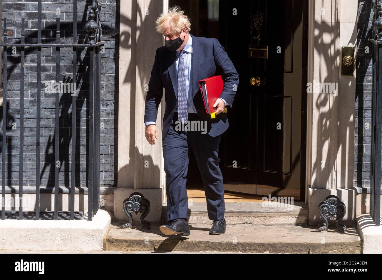 Londres, Grande-Bretagne. 9 juin 2021. Le premier ministre britannique Boris Johnson quitte le 10 Downing Street pour les questions du premier ministre à la Chambre des communes, à Londres, en Grande-Bretagne, le 9 juin 2021. Le gouvernement britannique fait face à une pression croissante pour retarder la dernière étape du déblocage des restrictions COVID-19 en Angleterre le 21 juin en raison de préoccupations concernant la propagation de la variante Delta identifiée pour la première fois en Inde. Credit: Ray Tang/Xinhua/Alay Live News Banque D'Images