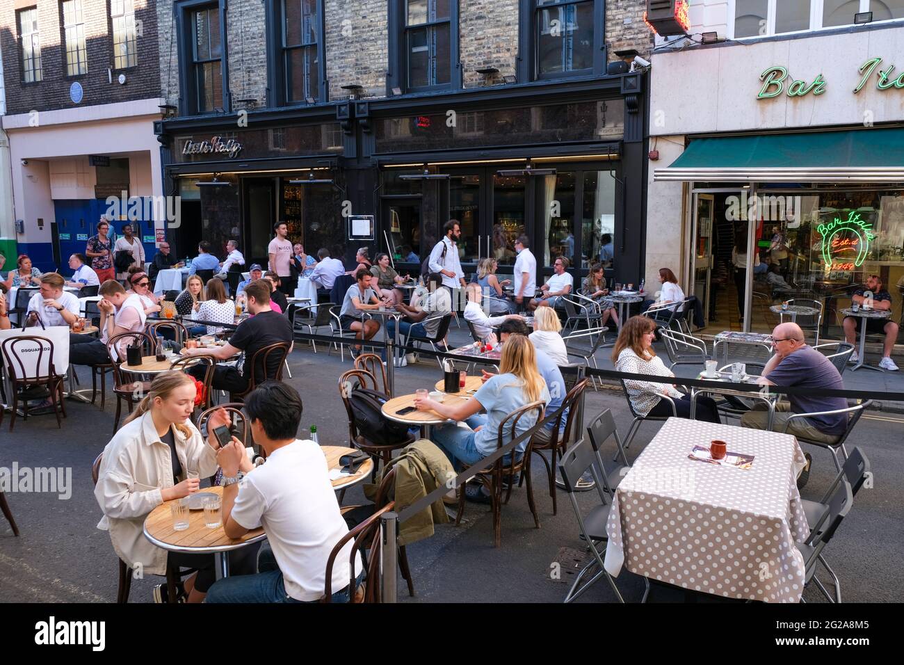 Les visiteurs du West End bénéficient d'une chaude journée d'été lors de la levée de restrictios post-covi 19, Frith Street, Londres, Royaume-Uni Banque D'Images