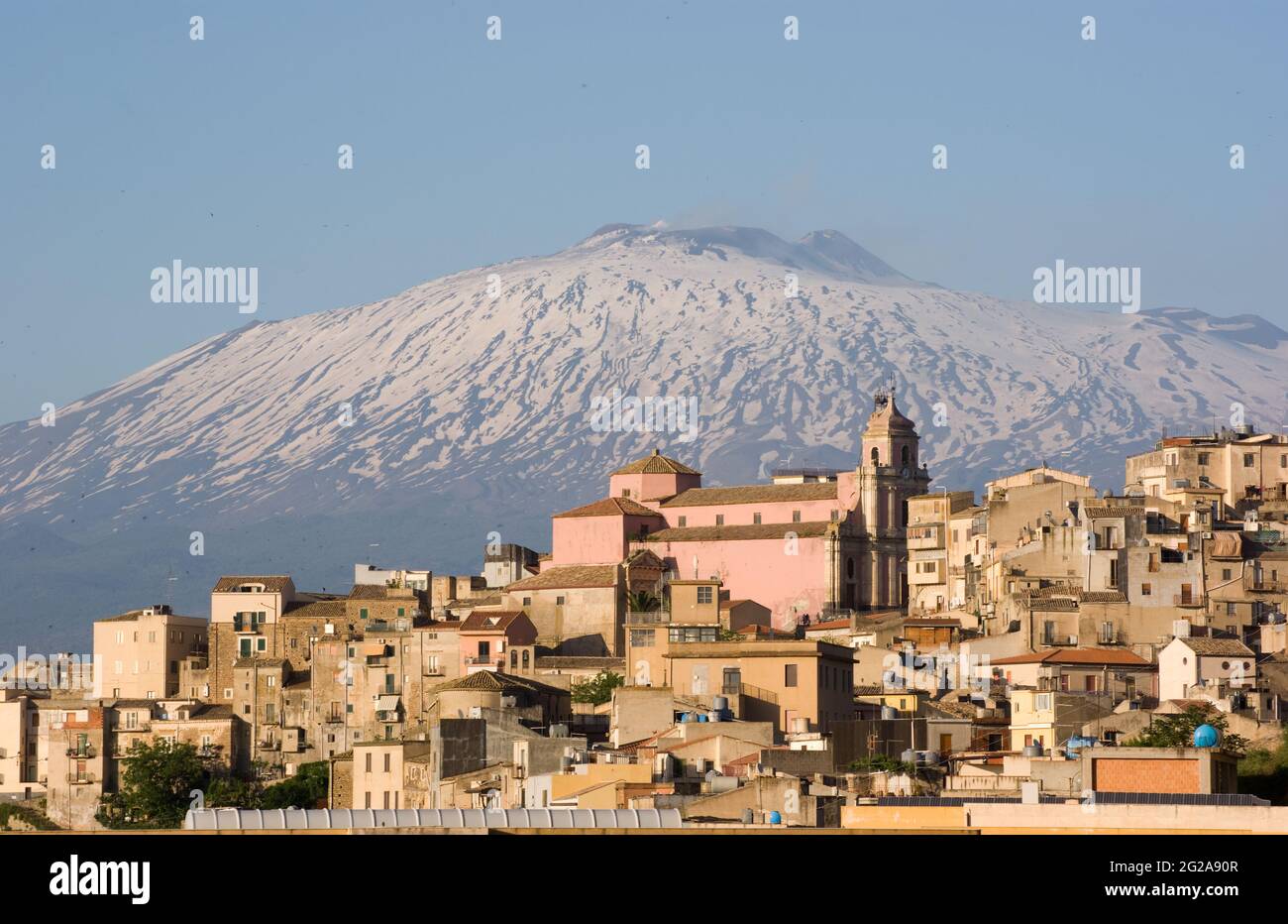 Vue sur la ville rurale en Sicile, sur fond le volcan enneigé Etna, Italie Banque D'Images
