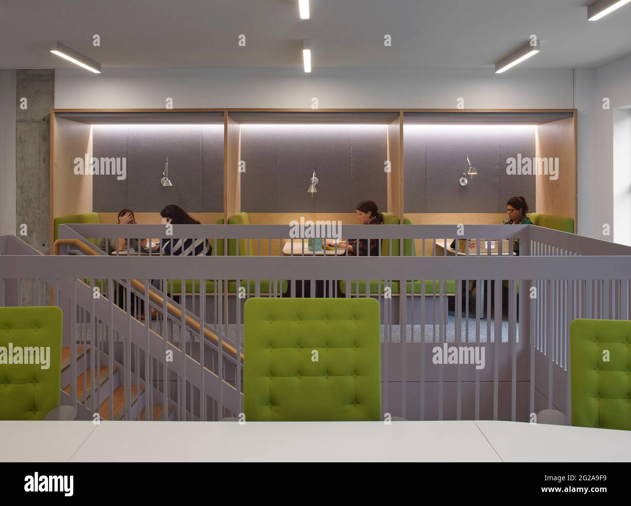 Étage intermédiaire avec supports de bureau. Bureaux de PAN Macmillan, Londres, Royaume-Uni. Architecte: Studio soigné, 2019. Banque D'Images