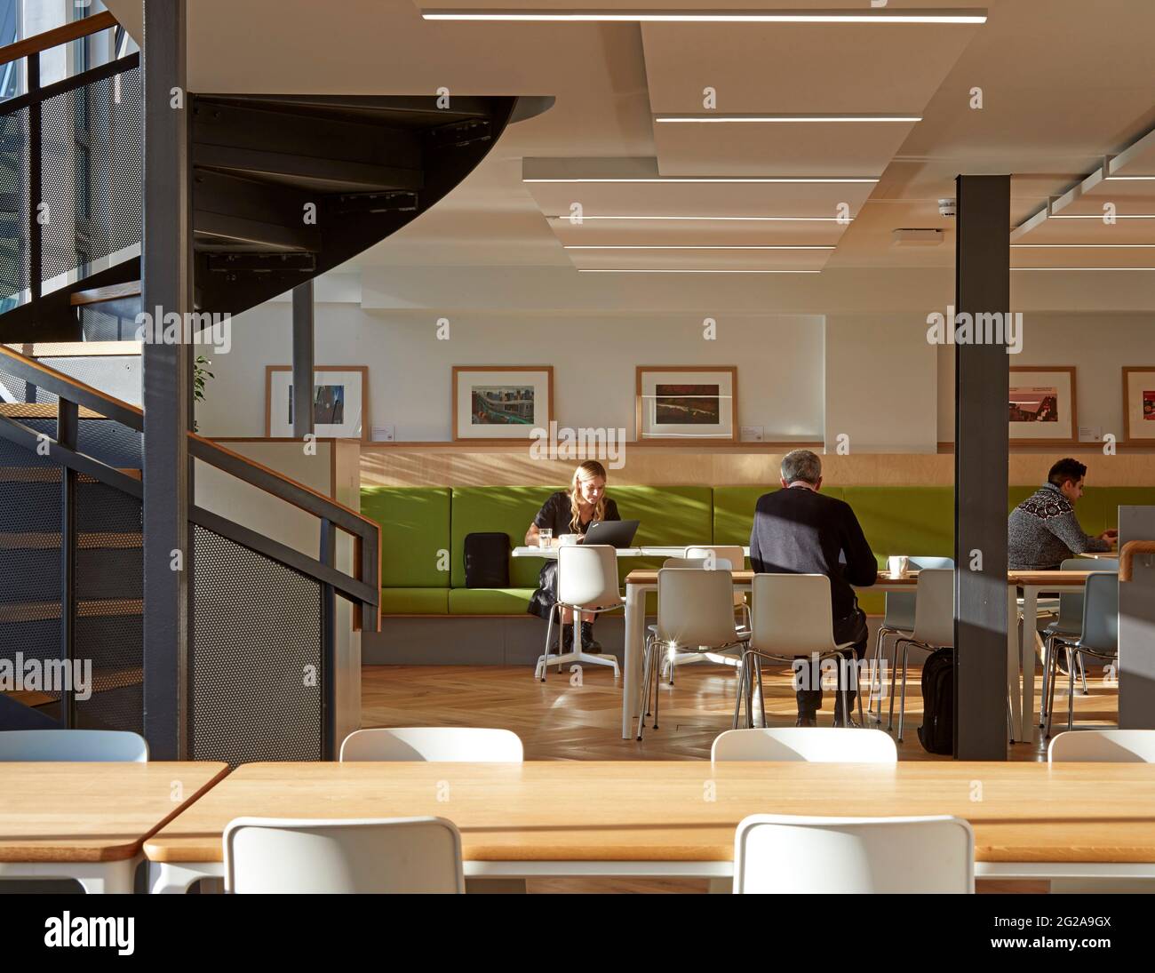 Étage intermédiaire avec supports de bureau. Bureaux de PAN Macmillan, Londres, Royaume-Uni. Architecte: Studio soigné, 2019. Banque D'Images