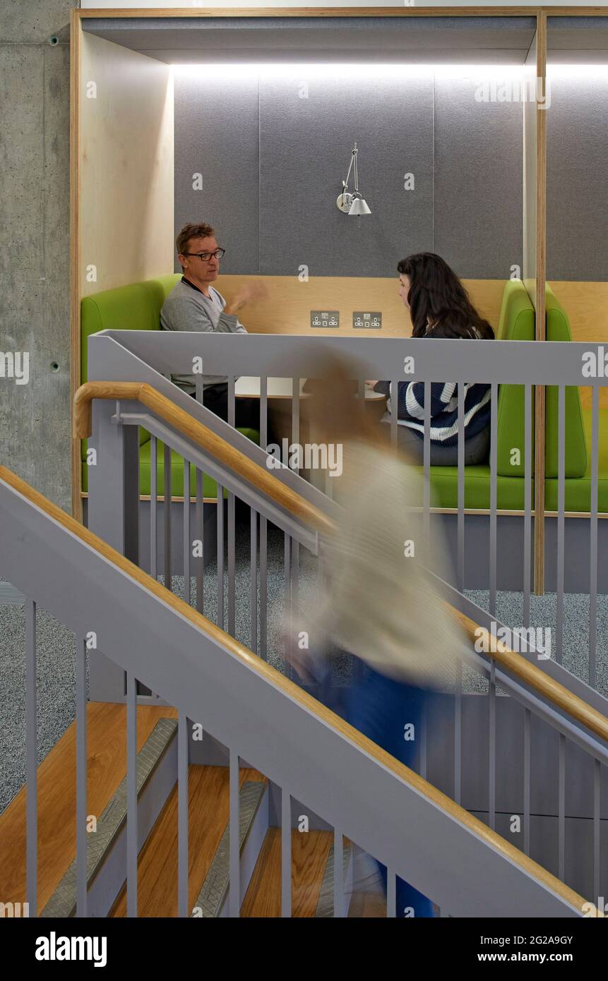 Étage intermédiaire avec supports de bureau. Bureaux de PAN Macmillan, Londres, Royaume-Uni. Architecte: Studio soigné, 2019. Banque D'Images