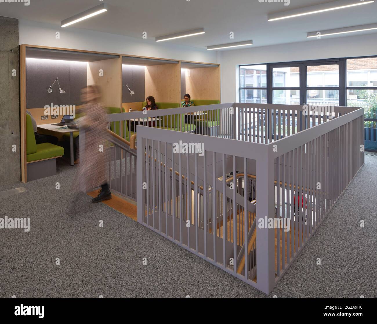 Étage intermédiaire avec supports de bureau. Bureaux de PAN Macmillan, Londres, Royaume-Uni. Architecte: Studio soigné, 2019. Banque D'Images