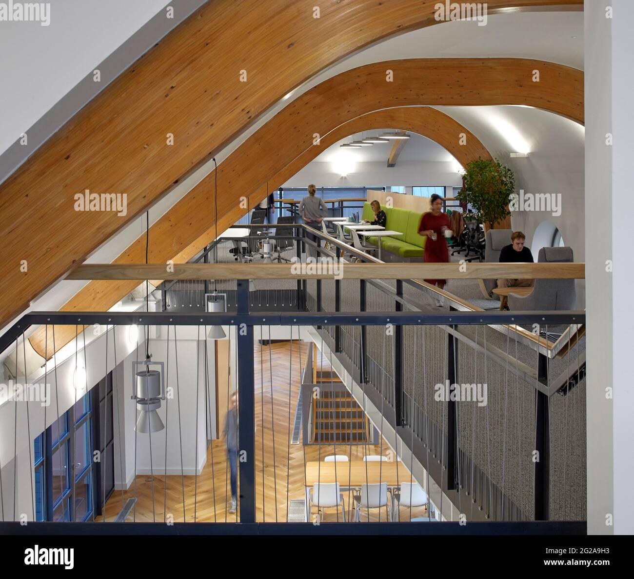 Espace de niveau intermédiaire. Bureaux de PAN Macmillan, Londres, Royaume-Uni. Architecte: Studio soigné, 2019. Banque D'Images