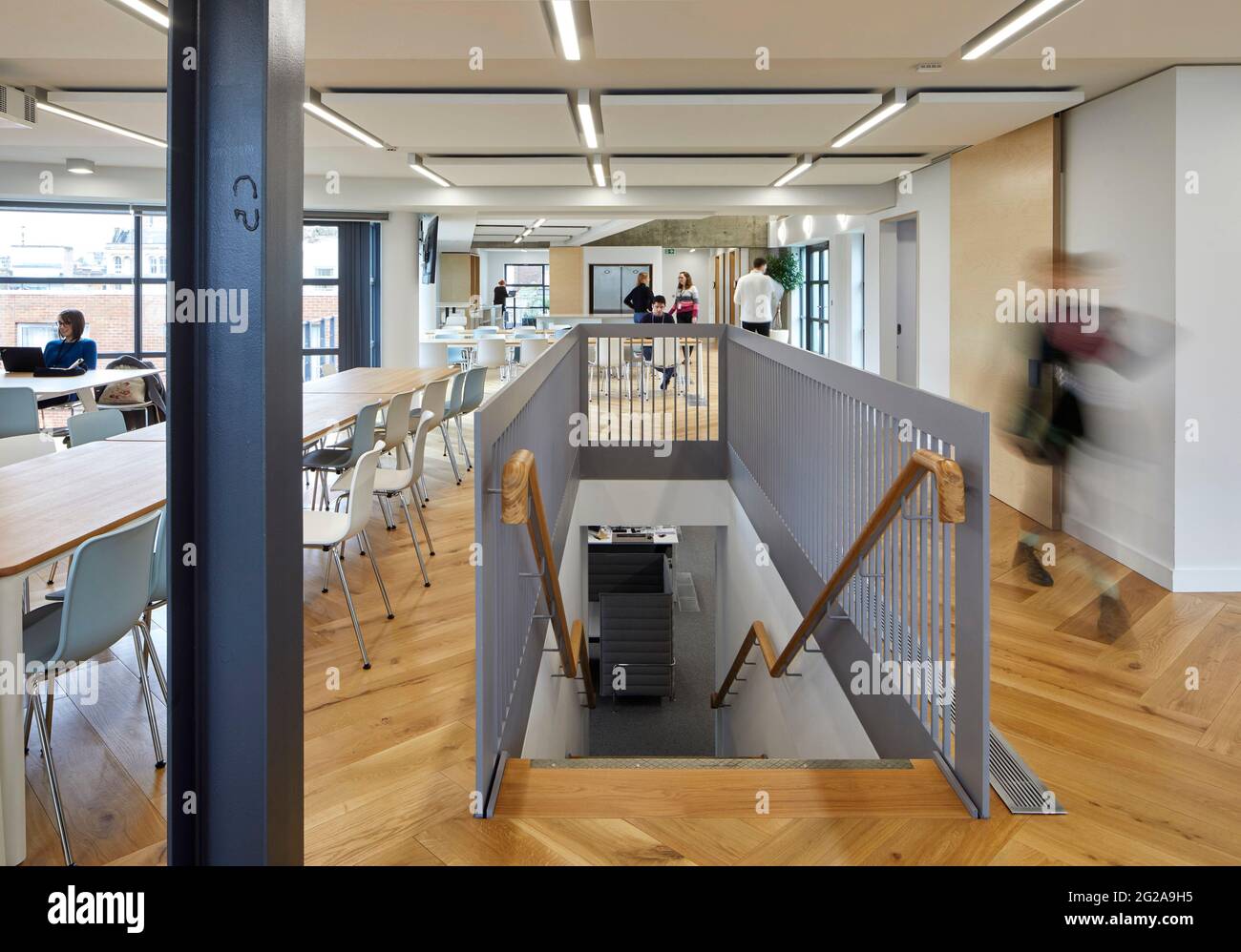 Étage intermédiaire avec supports de bureau. Bureaux de PAN Macmillan, Londres, Royaume-Uni. Architecte: Studio soigné, 2019. Banque D'Images