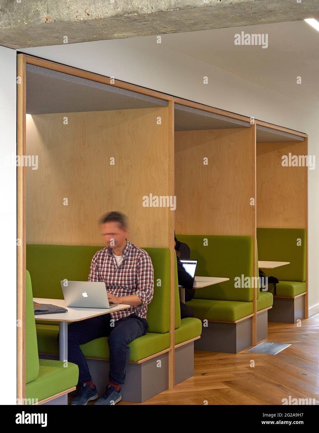 Étage intermédiaire avec supports de bureau. Bureaux de PAN Macmillan, Londres, Royaume-Uni. Architecte: Studio soigné, 2019. Banque D'Images