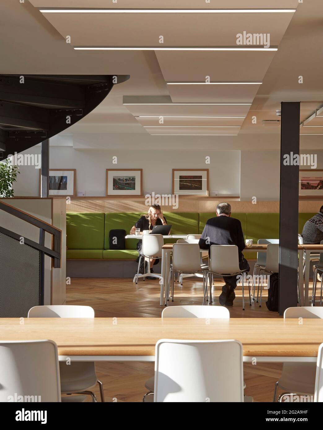 Étage intermédiaire avec supports de bureau. Bureaux de PAN Macmillan, Londres, Royaume-Uni. Architecte: Studio soigné, 2019. Banque D'Images