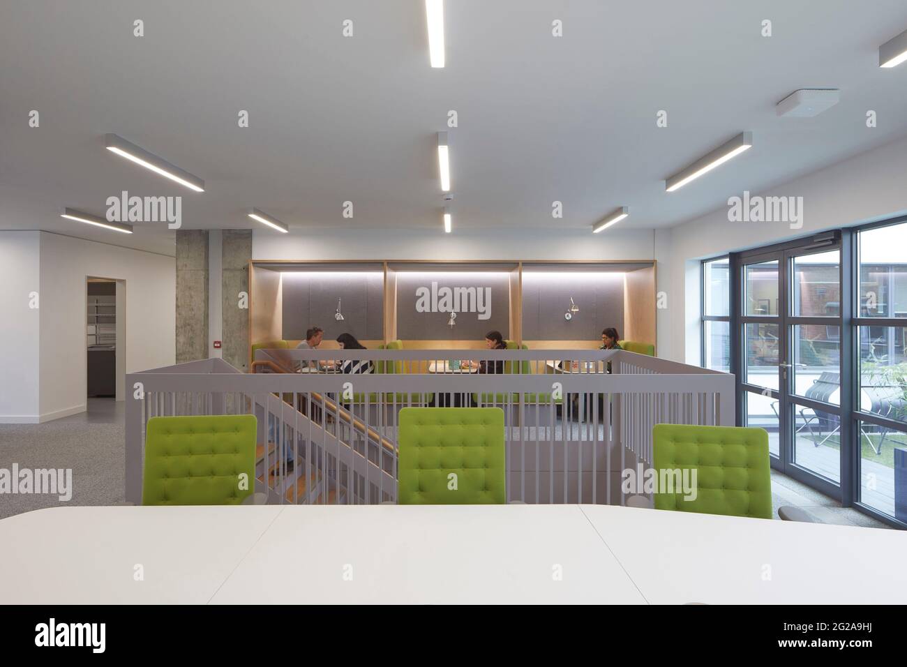 Étage intermédiaire avec supports de bureau. Bureaux de PAN Macmillan, Londres, Royaume-Uni. Architecte: Studio soigné, 2019. Banque D'Images