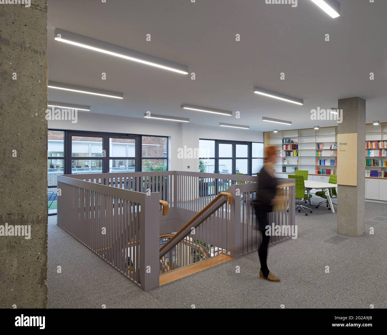 Étage intermédiaire avec supports de bureau. Bureaux de PAN Macmillan, Londres, Royaume-Uni. Architecte: Studio soigné, 2019. Banque D'Images