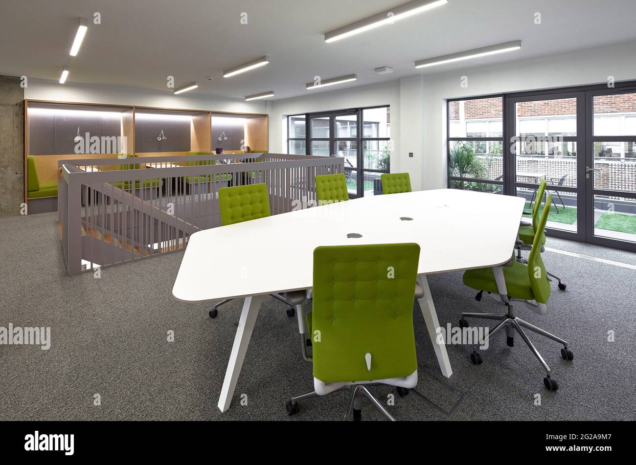 Étage intermédiaire avec supports de bureau. Bureaux de PAN Macmillan, Londres, Royaume-Uni. Architecte: Studio soigné, 2019. Banque D'Images